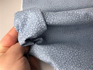 Patchwork stof - basic twist, enkelt prik mønster i blid lys blå